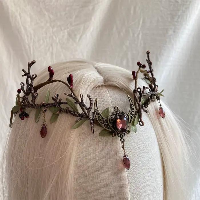 Couronne de feuilles de forêt elfique main diadème goutte d'eau rouge lune déesse féerique mariage occassions spéciales