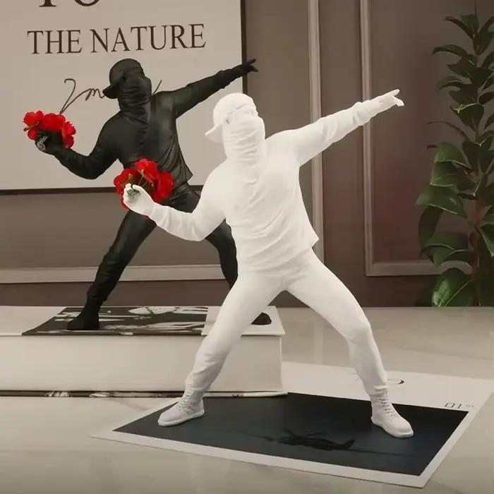 Sculpture de Banksy en résine d'art moderne, statue de lanceur de fleurs, décoration de bureau à domicile, accessoires de bombardier, ornements à collectionner
