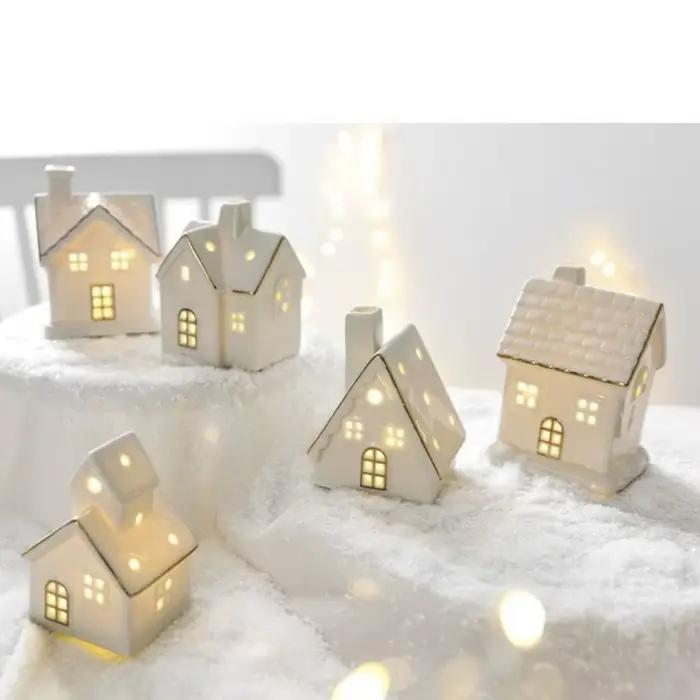 LED éclairer les maisons de Village de noël blanc avec des arbres