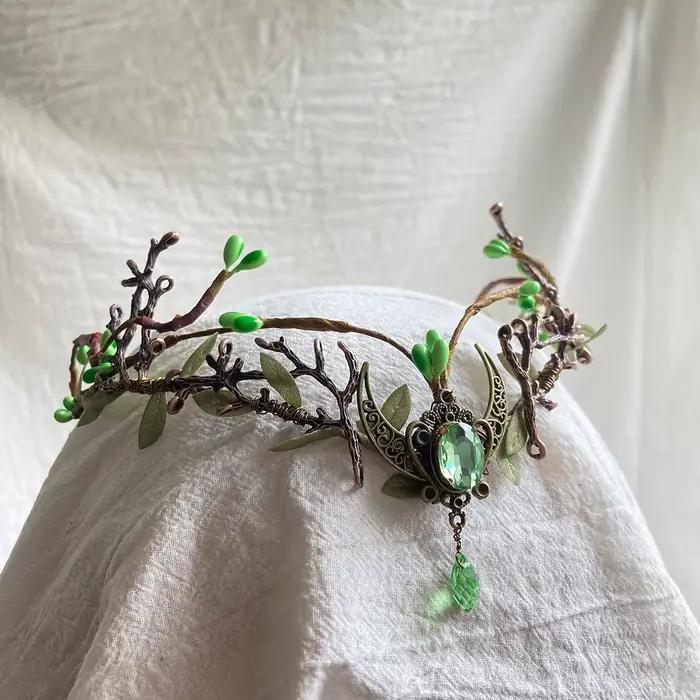 Couronne de feuilles de forêt elfique main diadème goutte d'eau rouge lune déesse féerique mariage occassions spéciales