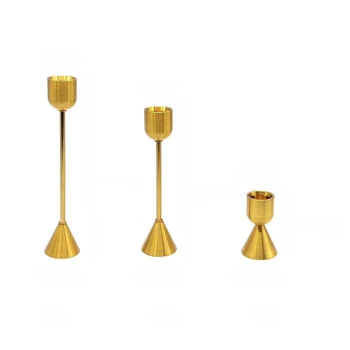 Ensemble de bougeoirs géométriques en métal avec finition électrolytique et base stable pour une utilisation décorative dans les salles à manger