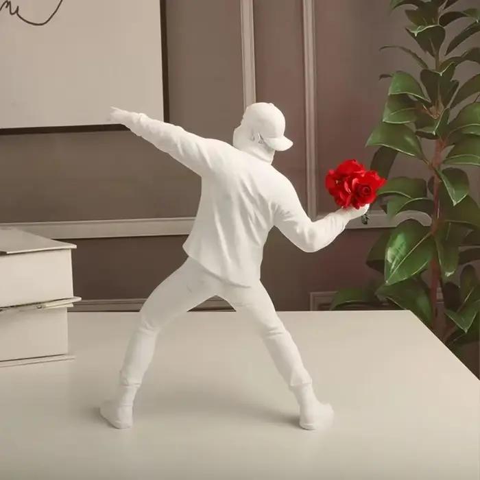 Sculpture de Banksy en résine d'art moderne, statue de lanceur de fleurs, décoration de bureau à domicile, accessoires de bombardier, ornements à collectionner