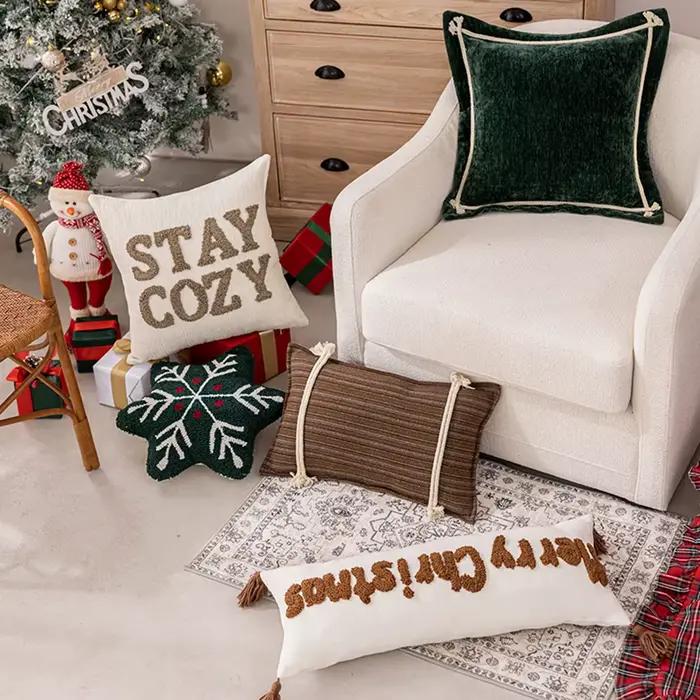 Housse de coussin brodée avec lettres de noël