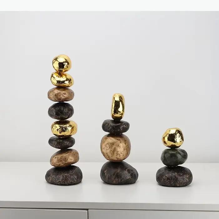 Statue d'empilement de pierres simulées en matières organiques finement plaquées or pour bureau ou maison, décoration artisanale moderne et personnalisable