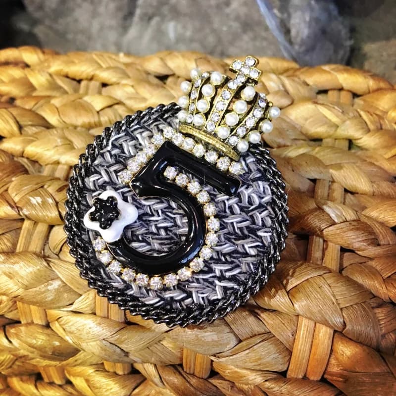 Broche de couronne en nœud pour femme, vintage, célèbre design, petit tissu parfumé, badge numéro 5