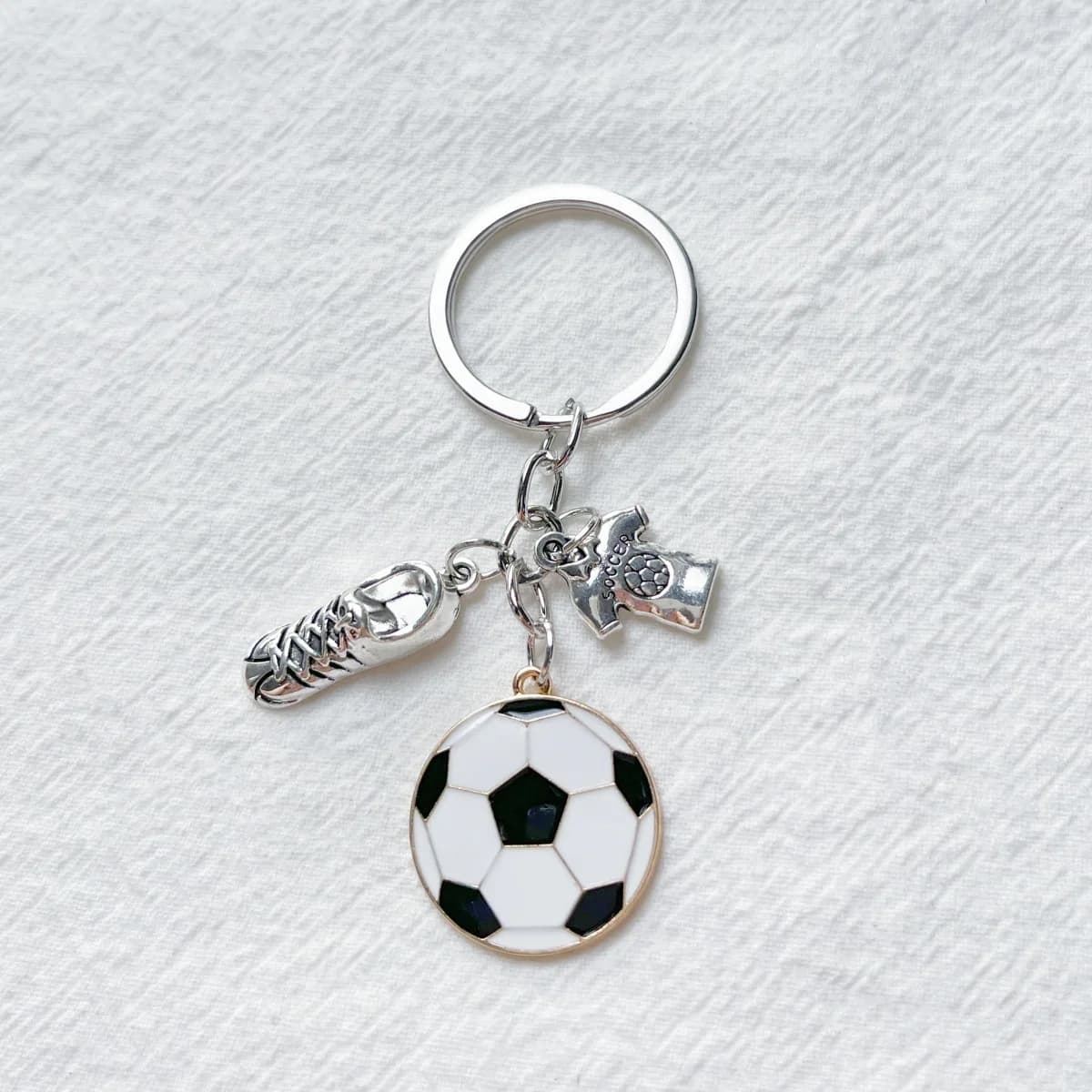 Porte-clés pendentif en alliage en forme de chaussures de football pour le sport, accessoire de susp