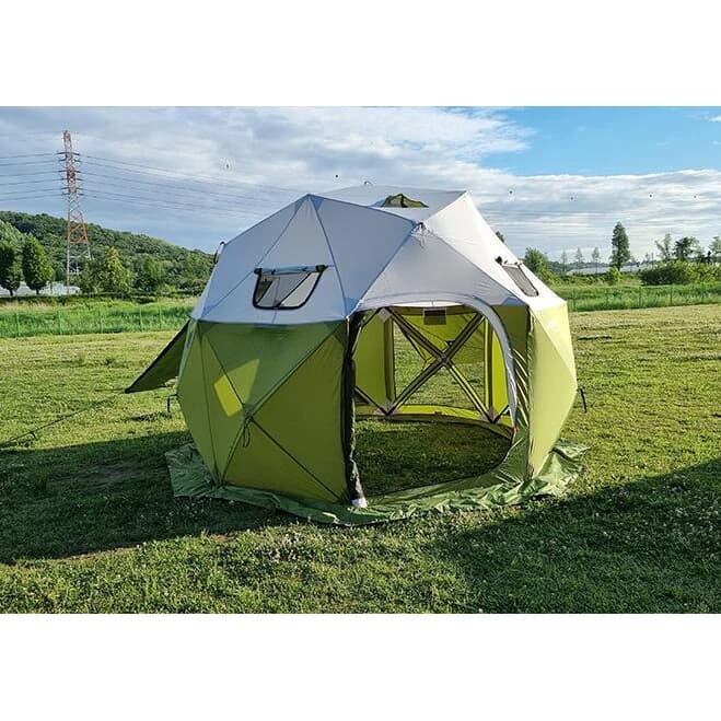 Tente de camping pop-up au design unique avec déploiement activé par la chaleur.