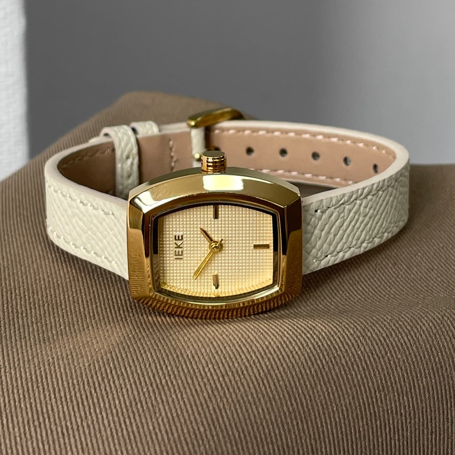 Montre rétro design artistique pour femmes, nouvelle montre de luxe classique, cadran doré, tempéram
