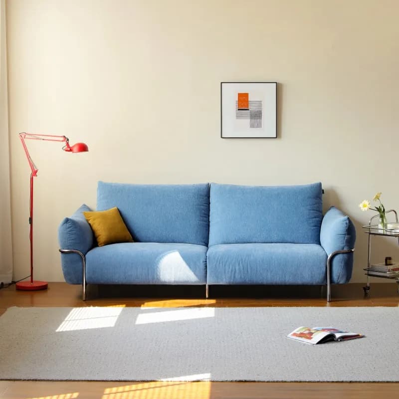 Canapé de salon bleu moderne, luxe minimaliste, intérieur d'appartement, canapé de salon romantique et confortable, accessoires pour la maison