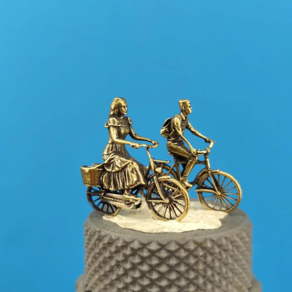 Figurine de mini-vélo en laiton pour Couple